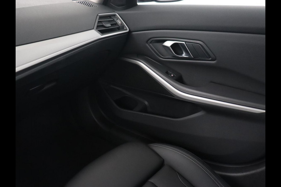 BMW 3-serie 320e Advantage | Leder | Sportstoelen | Stoelverwarming | Camera | Live Cockpit | Carplay | Navigatie | Full LED | Park Assist | PHEV | Plug In