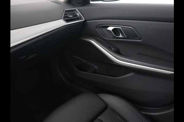 BMW 3-serie 320e Advantage | Leder | Sportstoelen | Stoelverwarming | Camera | Live Cockpit | Carplay | Navigatie | Full LED | Park Assist | PHEV | Plug In