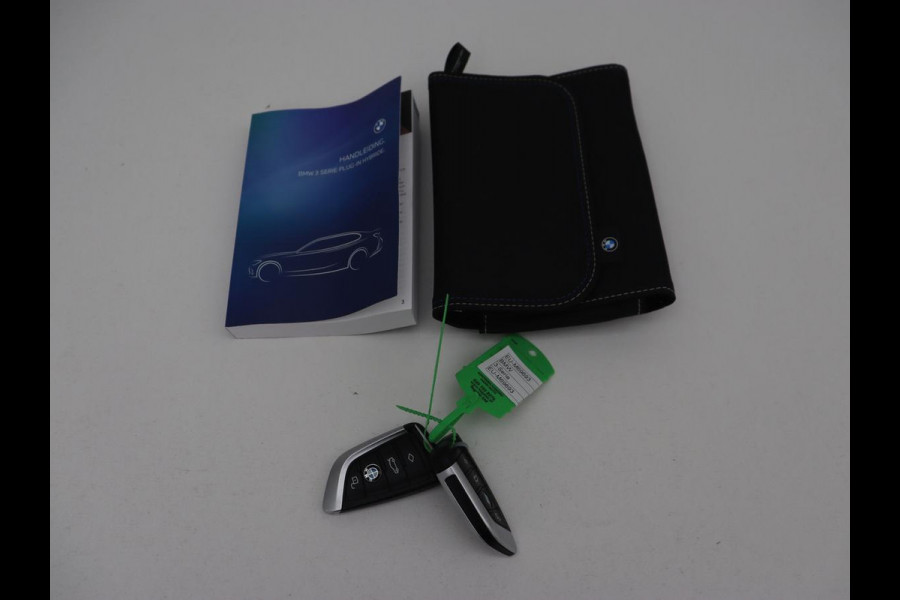 BMW 3-serie 320e Advantage | Leder | Sportstoelen | Stoelverwarming | Camera | Live Cockpit | Carplay | Navigatie | Full LED | Park Assist | PHEV | Plug In