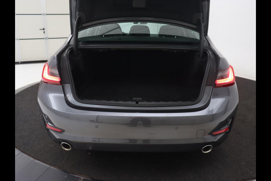 BMW 3-serie 320e Advantage | Leder | Sportstoelen | Stoelverwarming | Camera | Live Cockpit | Carplay | Navigatie | Full LED | Park Assist | PHEV | Plug In