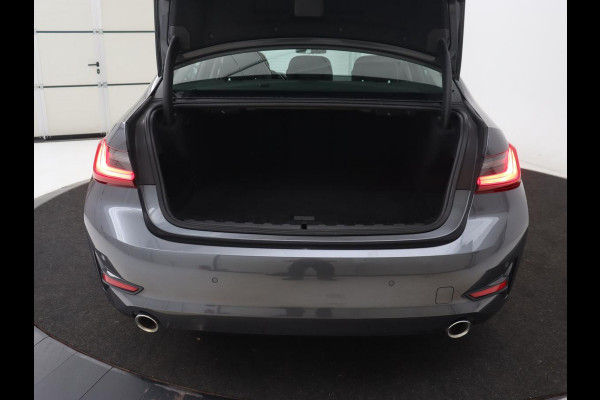 BMW 3-serie 320e Advantage | Leder | Sportstoelen | Stoelverwarming | Camera | Live Cockpit | Carplay | Navigatie | Full LED | Park Assist | PHEV | Plug In