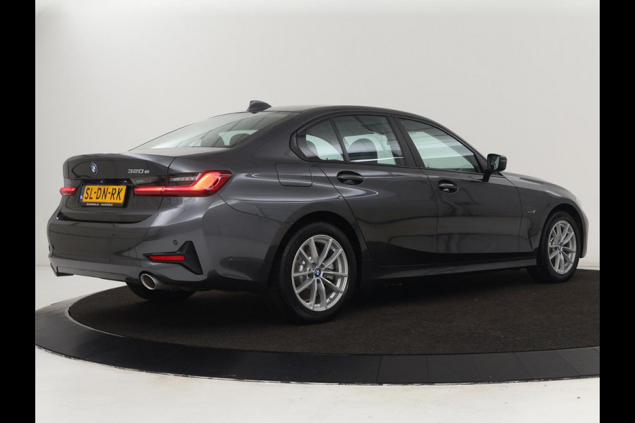 BMW 3-serie 320e Advantage | Leder | Sportstoelen | Stoelverwarming | Camera | Live Cockpit | Carplay | Navigatie | Full LED | Park Assist | PHEV | Plug In