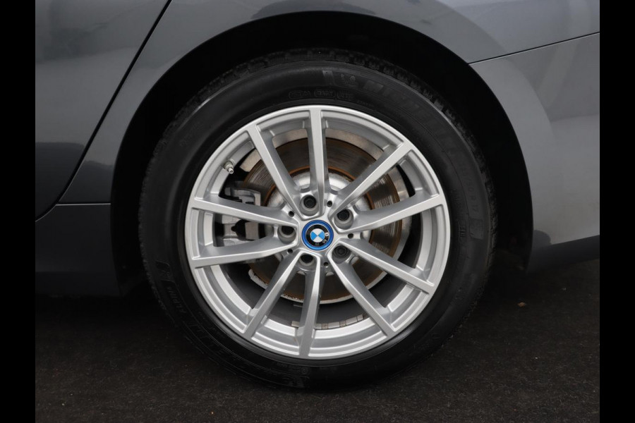 BMW 3-serie 320e Advantage | Leder | Sportstoelen | Stoelverwarming | Camera | Live Cockpit | Carplay | Navigatie | Full LED | Park Assist | PHEV | Plug In