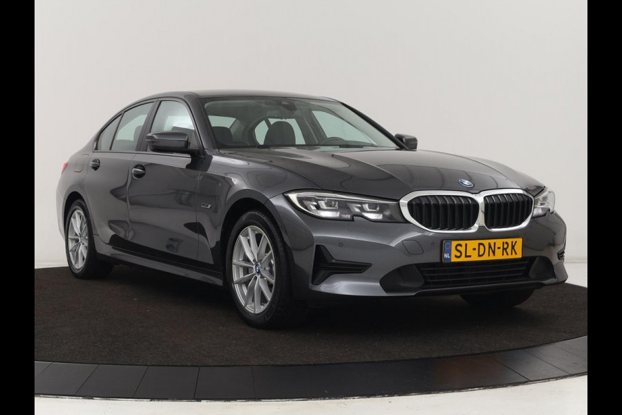 BMW 3-serie 320e Advantage | Leder | Sportstoelen | Stoelverwarming | Camera | Live Cockpit | Carplay | Navigatie | Full LED | Park Assist | PHEV | Plug In