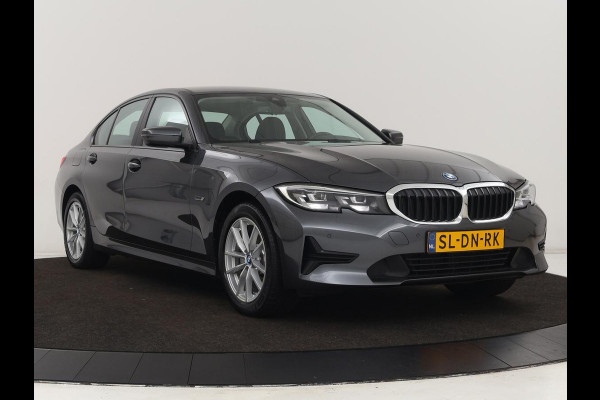 BMW 3-serie 320e Advantage | Leder | Sportstoelen | Stoelverwarming | Camera | Live Cockpit | Carplay | Navigatie | Full LED | Park Assist | PHEV | Plug In
