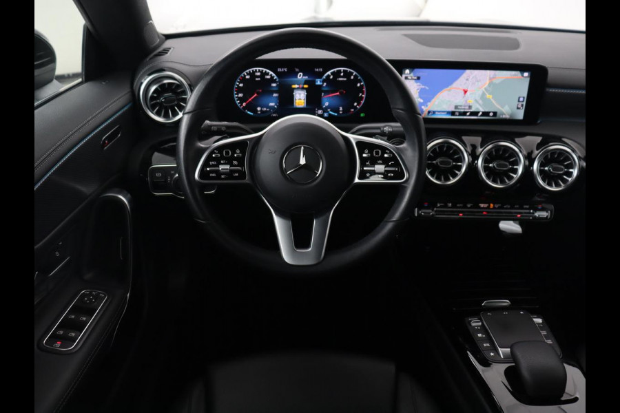 Mercedes-Benz CLA-Klasse 180 Business Solution Luxury | Leder | Stoelverwarming | Camera | Park Assist | Sfeerverlichting | Widescreen | Full LED