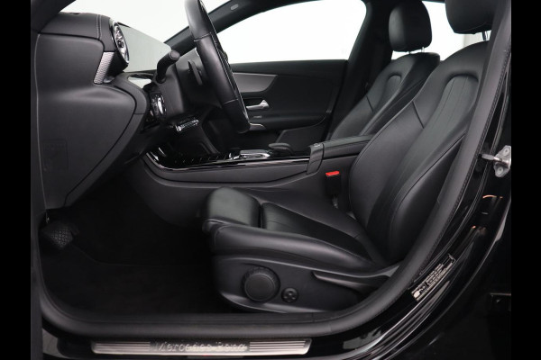 Mercedes-Benz CLA-Klasse 180 Business Solution Luxury | Leder | Stoelverwarming | Camera | Park Assist | Sfeerverlichting | Widescreen | Full LED