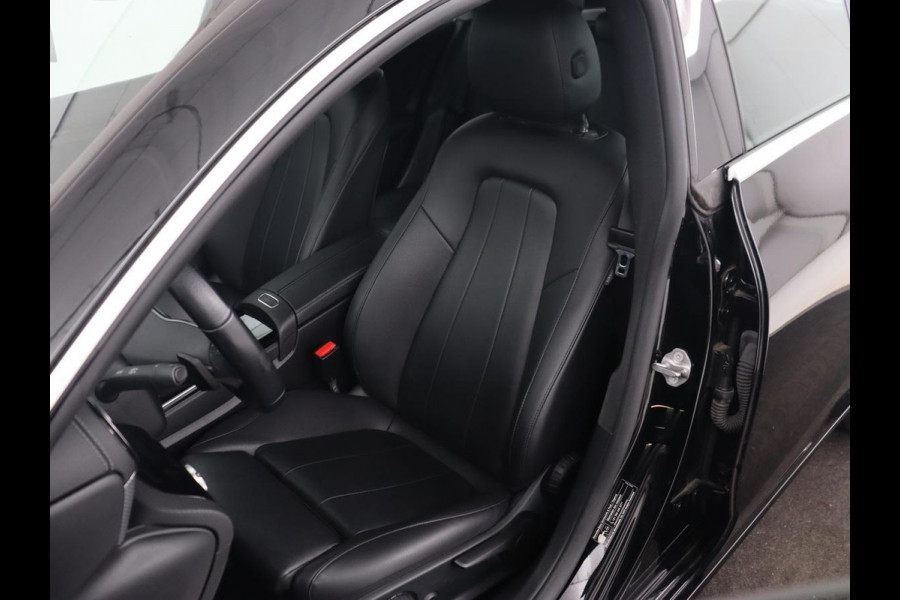 Mercedes-Benz CLA-Klasse 180 Business Solution Luxury | Leder | Stoelverwarming | Camera | Park Assist | Sfeerverlichting | Widescreen | Full LED