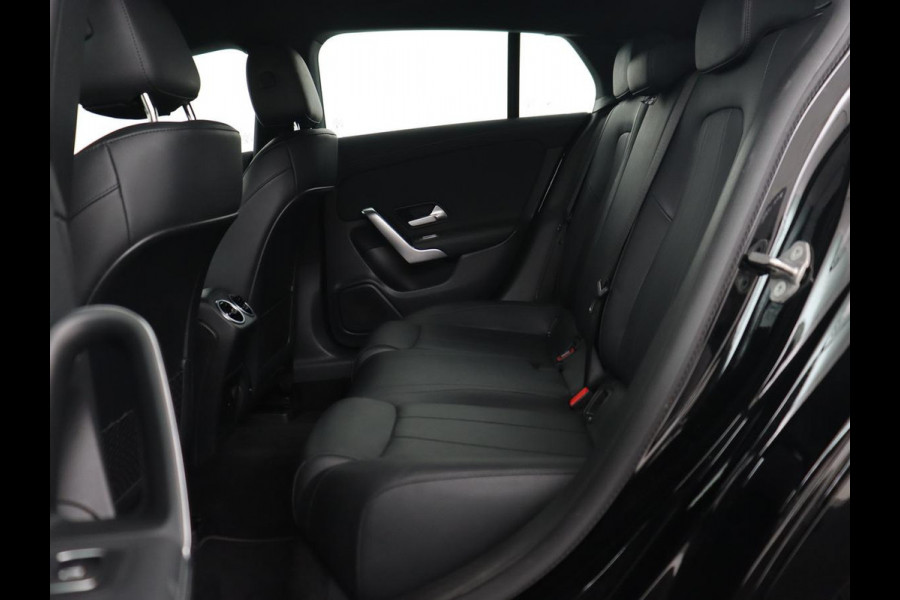 Mercedes-Benz CLA-Klasse 180 Business Solution Luxury | Leder | Stoelverwarming | Camera | Park Assist | Sfeerverlichting | Widescreen | Full LED