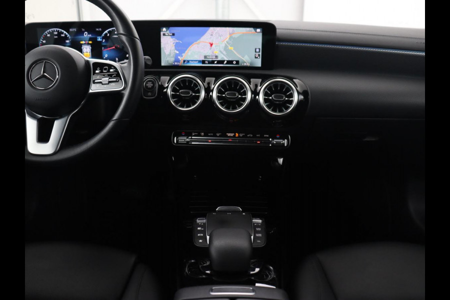 Mercedes-Benz CLA-Klasse 180 Business Solution Luxury | Leder | Stoelverwarming | Camera | Park Assist | Sfeerverlichting | Widescreen | Full LED