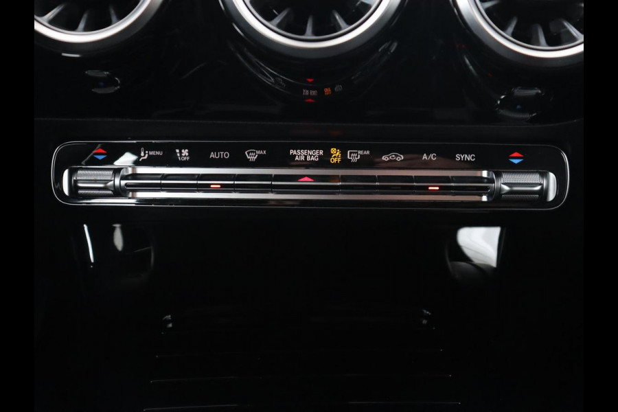 Mercedes-Benz CLA-Klasse 180 Business Solution Luxury | Leder | Stoelverwarming | Camera | Park Assist | Sfeerverlichting | Widescreen | Full LED