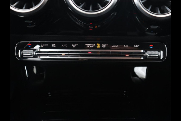 Mercedes-Benz CLA-Klasse 180 Business Solution Luxury | Leder | Stoelverwarming | Camera | Park Assist | Sfeerverlichting | Widescreen | Full LED