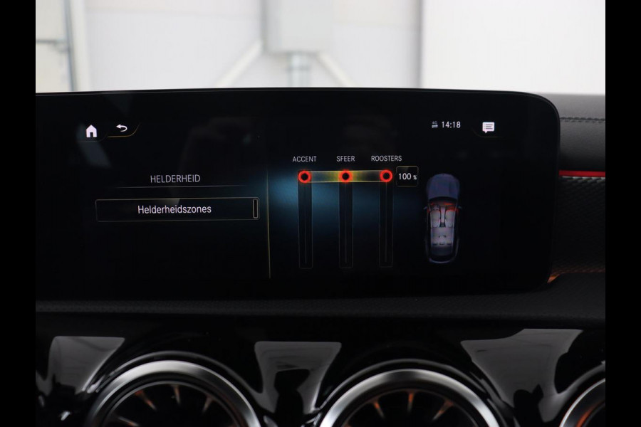 Mercedes-Benz CLA-Klasse 180 Business Solution Luxury | Leder | Stoelverwarming | Camera | Park Assist | Sfeerverlichting | Widescreen | Full LED