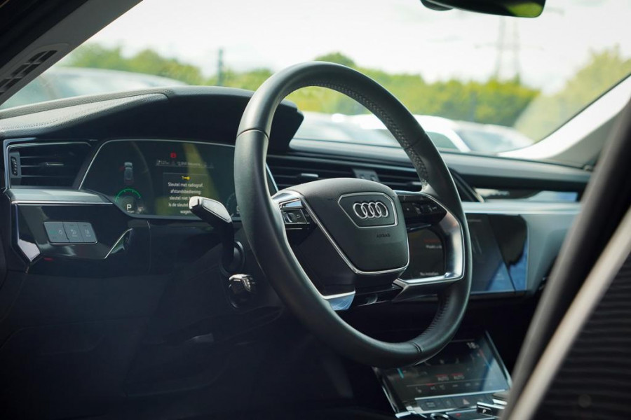 Audi e-tron Sportback 50 quattro Business edition Plus 71 kWh / Adaptive Cruise / 20'' / S-Line / Luchtvering