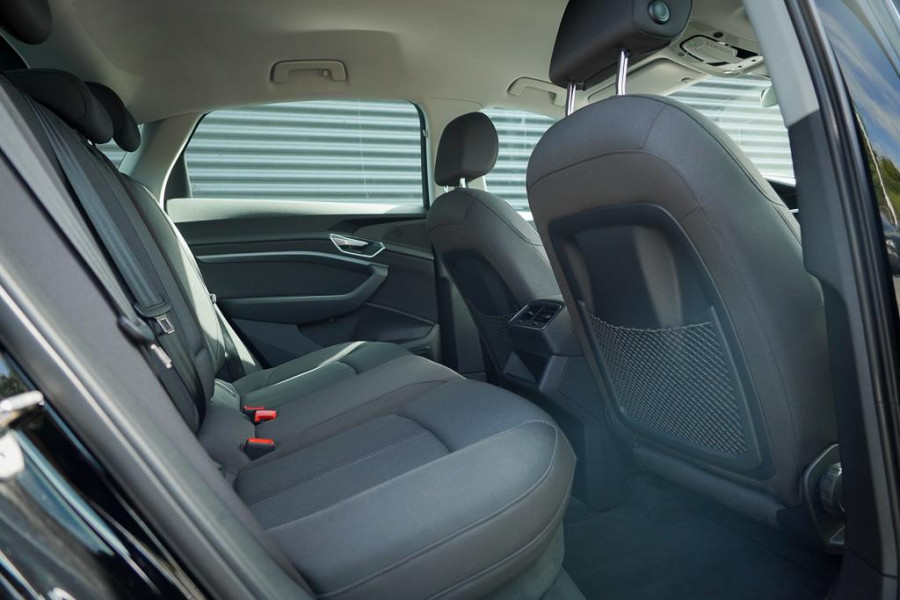 Audi e-tron Sportback 50 quattro Business edition Plus 71 kWh / Adaptive Cruise / 20'' / S-Line / Luchtvering