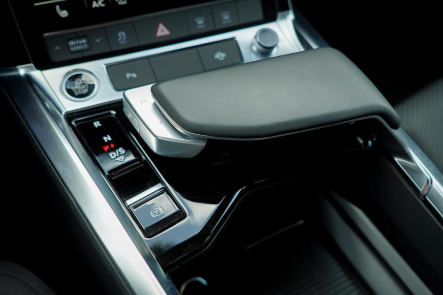 Audi e-tron Sportback 50 quattro Business edition Plus 71 kWh / Adaptive Cruise / 20'' / S-Line / Luchtvering