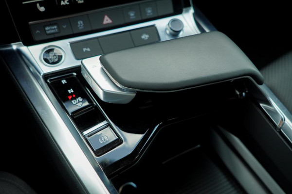 Audi e-tron Sportback 50 quattro Business edition Plus 71 kWh / Adaptive Cruise / 20'' / S-Line / Luchtvering