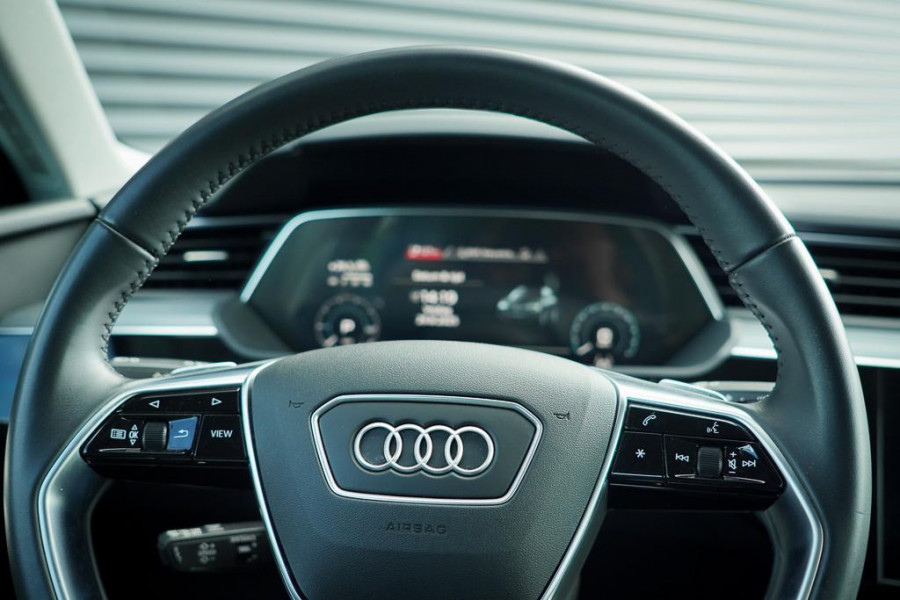 Audi e-tron Sportback 50 quattro Business edition Plus 71 kWh / Adaptive Cruise / 20'' / S-Line / Luchtvering