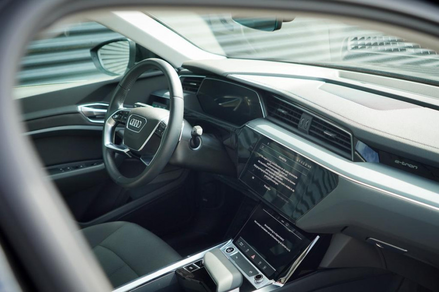 Audi e-tron Sportback 50 quattro Business edition Plus 71 kWh / Adaptive Cruise / 20'' / S-Line / Luchtvering