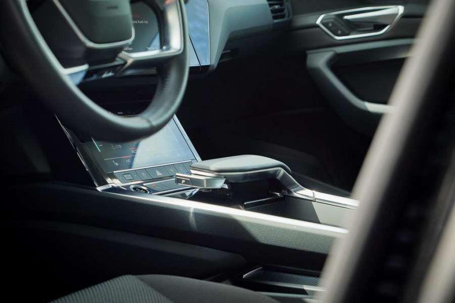 Audi e-tron Sportback 50 quattro Business edition Plus 71 kWh / Adaptive Cruise / 20'' / S-Line / Luchtvering