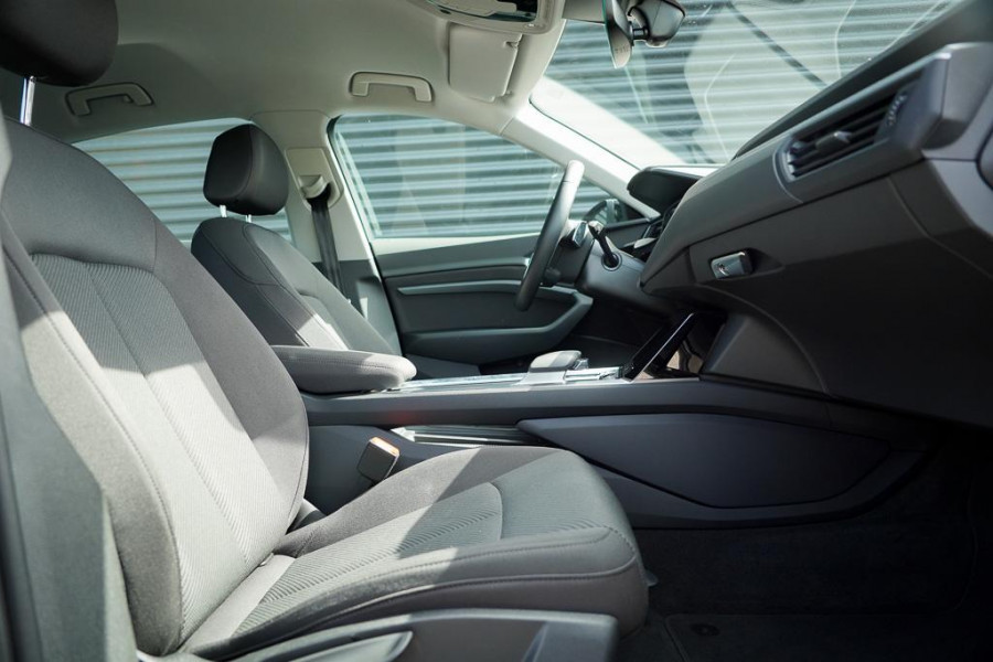 Audi e-tron Sportback 50 quattro Business edition Plus 71 kWh / Adaptive Cruise / 20'' / S-Line / Luchtvering