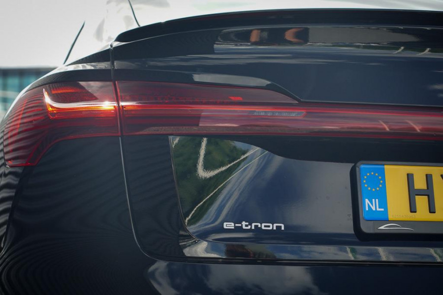 Audi e-tron Sportback 50 quattro Business edition Plus 71 kWh / Adaptive Cruise / 20'' / S-Line / Luchtvering