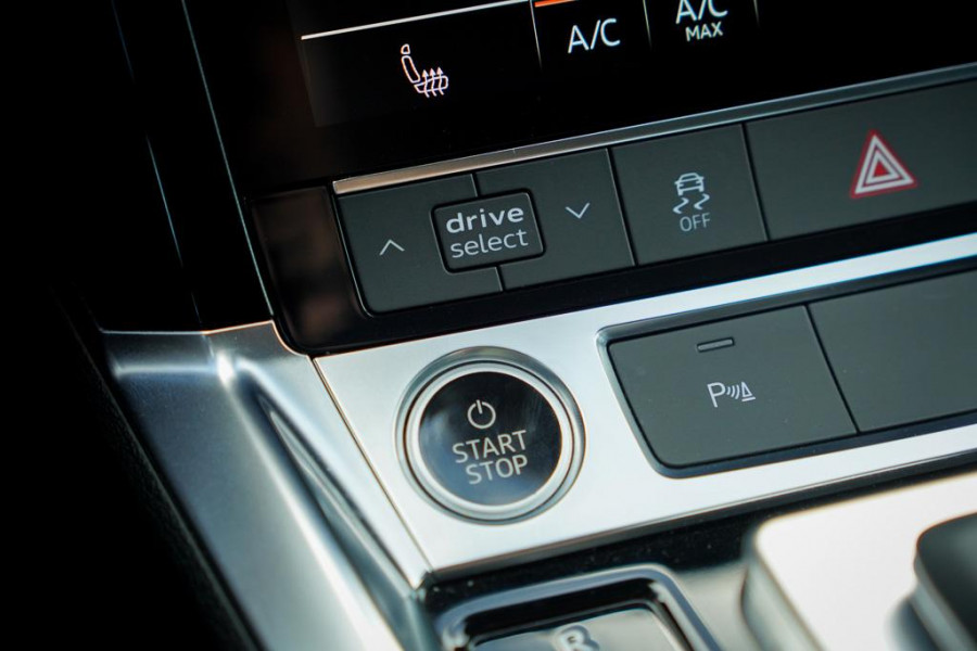 Audi e-tron Sportback 50 quattro Business edition Plus 71 kWh / Adaptive Cruise / 20'' / S-Line / Luchtvering