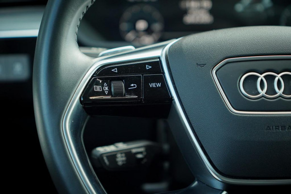 Audi e-tron Sportback 50 quattro Business edition Plus 71 kWh / Adaptive Cruise / 20'' / S-Line / Luchtvering