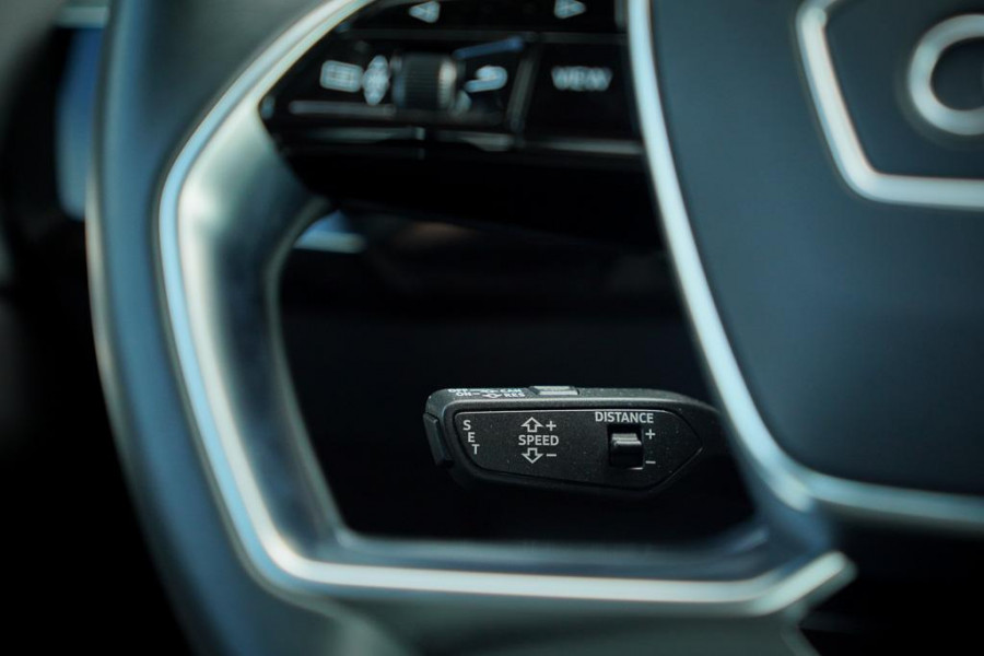 Audi e-tron Sportback 50 quattro Business edition Plus 71 kWh / Adaptive Cruise / 20'' / S-Line / Luchtvering