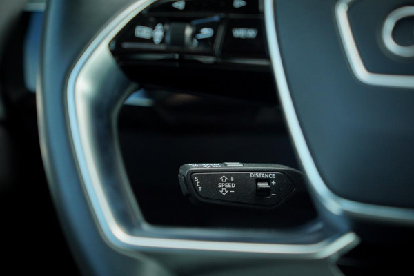 Audi e-tron Sportback 50 quattro Business edition Plus 71 kWh / Adaptive Cruise / 20'' / S-Line / Luchtvering