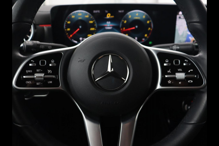 Mercedes-Benz CLA-Klasse 180 Business Solution Luxury | Leder | Stoelverwarming | Camera | Park Assist | Sfeerverlichting | Widescreen | Full LED