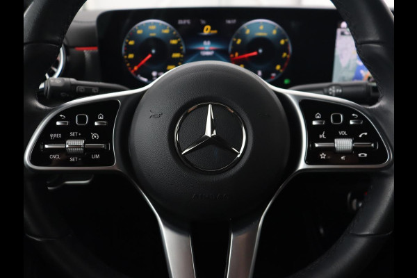 Mercedes-Benz CLA-Klasse 180 Business Solution Luxury | Leder | Stoelverwarming | Camera | Park Assist | Sfeerverlichting | Widescreen | Full LED