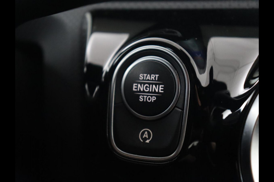 Mercedes-Benz CLA-Klasse 180 Business Solution Luxury | Leder | Stoelverwarming | Camera | Park Assist | Sfeerverlichting | Widescreen | Full LED