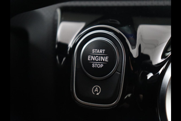 Mercedes-Benz CLA-Klasse 180 Business Solution Luxury | Leder | Stoelverwarming | Camera | Park Assist | Sfeerverlichting | Widescreen | Full LED