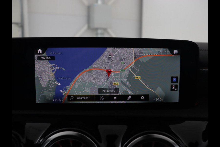 Mercedes-Benz CLA-Klasse 180 Business Solution Luxury | Leder | Stoelverwarming | Camera | Park Assist | Sfeerverlichting | Widescreen | Full LED