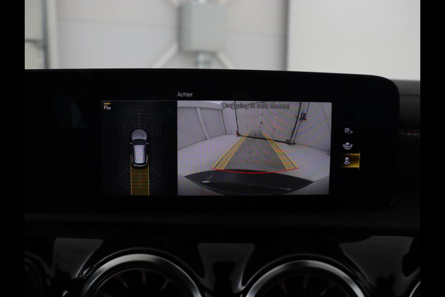 Mercedes-Benz CLA-Klasse 180 Business Solution Luxury | Leder | Stoelverwarming | Camera | Park Assist | Sfeerverlichting | Widescreen | Full LED