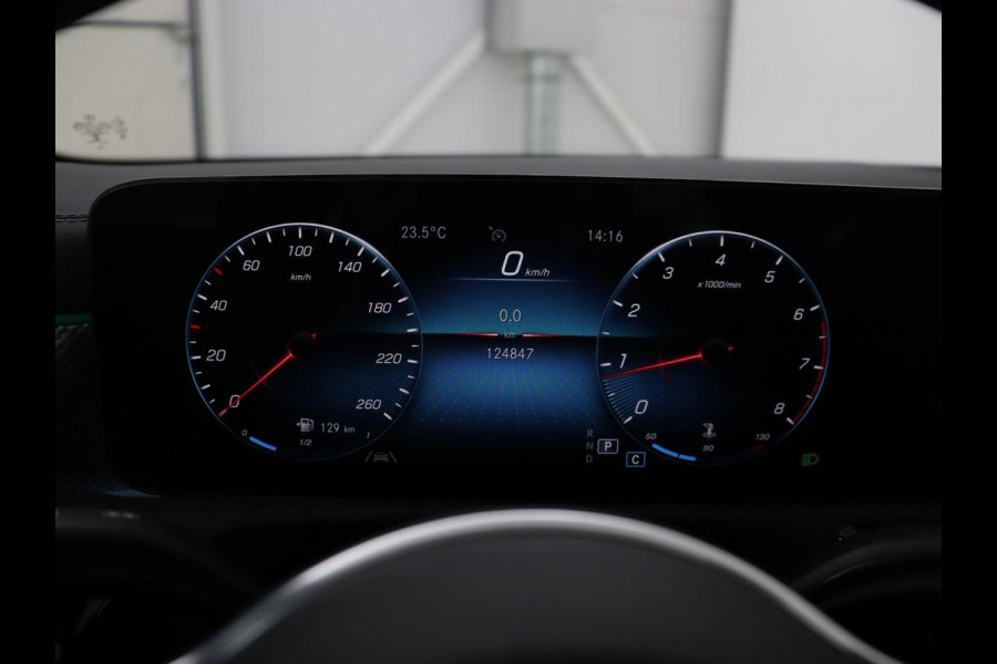 Mercedes-Benz CLA-Klasse 180 Business Solution Luxury | Leder | Stoelverwarming | Camera | Park Assist | Sfeerverlichting | Widescreen | Full LED