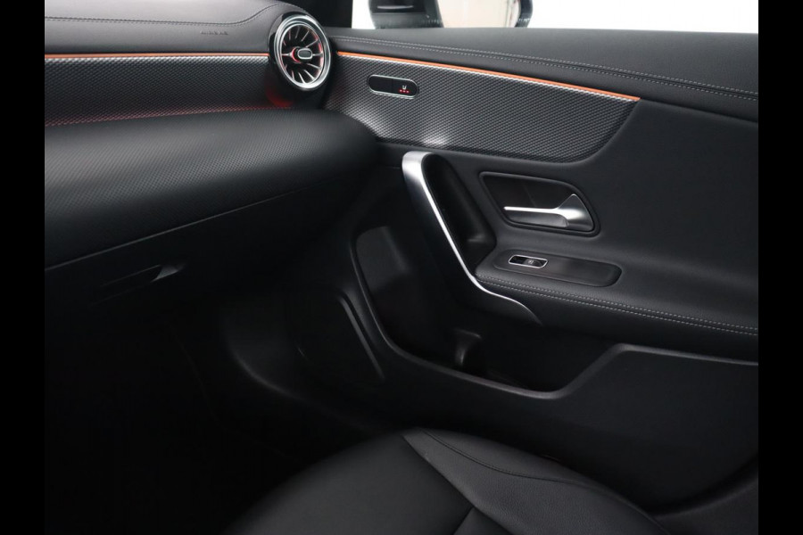 Mercedes-Benz CLA-Klasse 180 Business Solution Luxury | Leder | Stoelverwarming | Camera | Park Assist | Sfeerverlichting | Widescreen | Full LED