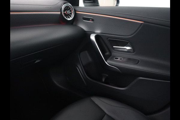 Mercedes-Benz CLA-Klasse 180 Business Solution Luxury | Leder | Stoelverwarming | Camera | Park Assist | Sfeerverlichting | Widescreen | Full LED