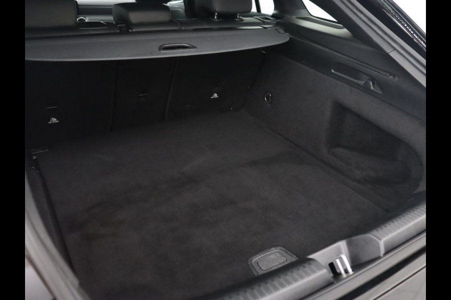 Mercedes-Benz CLA-Klasse 180 Business Solution Luxury | Leder | Stoelverwarming | Camera | Park Assist | Sfeerverlichting | Widescreen | Full LED