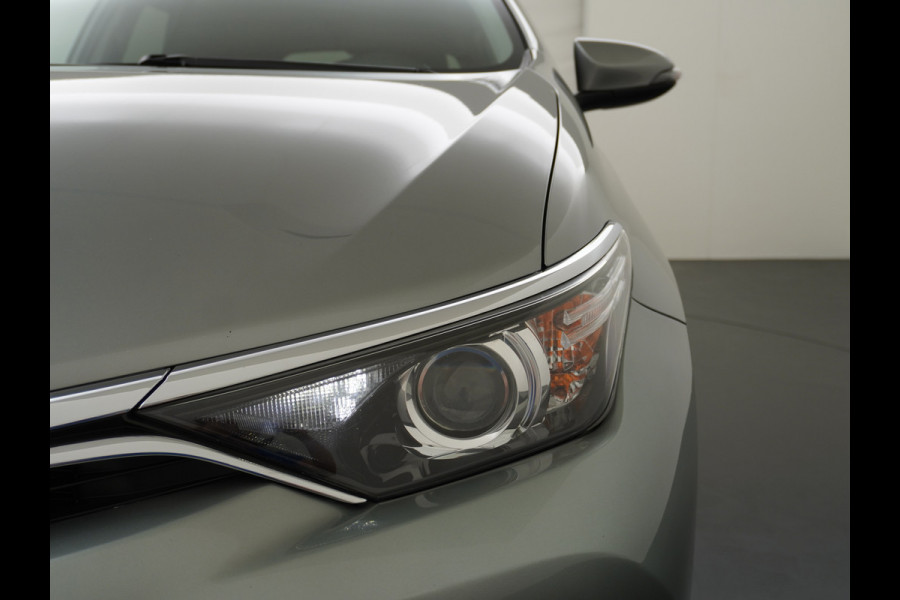 Toyota Auris Touring Sports 1.8I Hybrid 136PK Navi Ecc Camera Trekhaak Cruise Control DAB Keyless Dynamic Go Lane Assist Regen-Lichtsensor Bluetooth Lmv 16" Privacy Glas Isofix Dealeronderhouden Origineel Nederlandse Auto