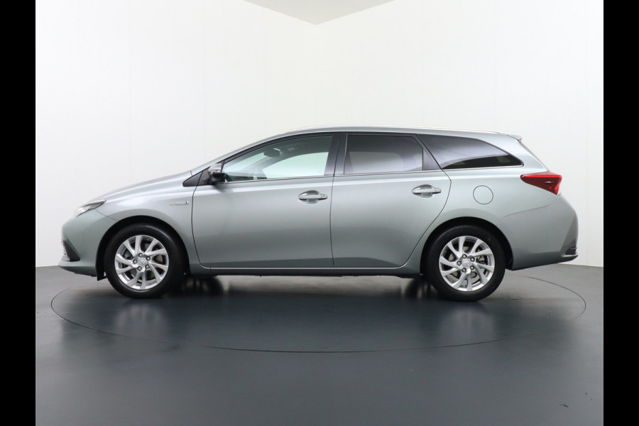 Toyota Auris Touring Sports 1.8I Hybrid 136PK Navi Ecc Camera Trekhaak Cruise Control DAB Keyless Dynamic Go Lane Assist Regen-Lichtsensor Bluetooth Lmv 16" Privacy Glas Isofix Dealeronderhouden Origineel Nederlandse Auto