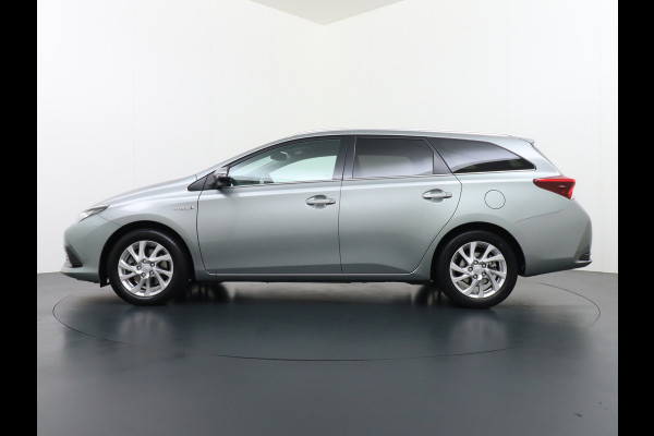 Toyota Auris Touring Sports 1.8I Hybrid 136PK Navi Ecc Camera Trekhaak Cruise Control DAB Keyless Dynamic Go Lane Assist Regen-Lichtsensor Bluetooth Lmv 16" Privacy Glas Isofix Dealeronderhouden Origineel Nederlandse Auto