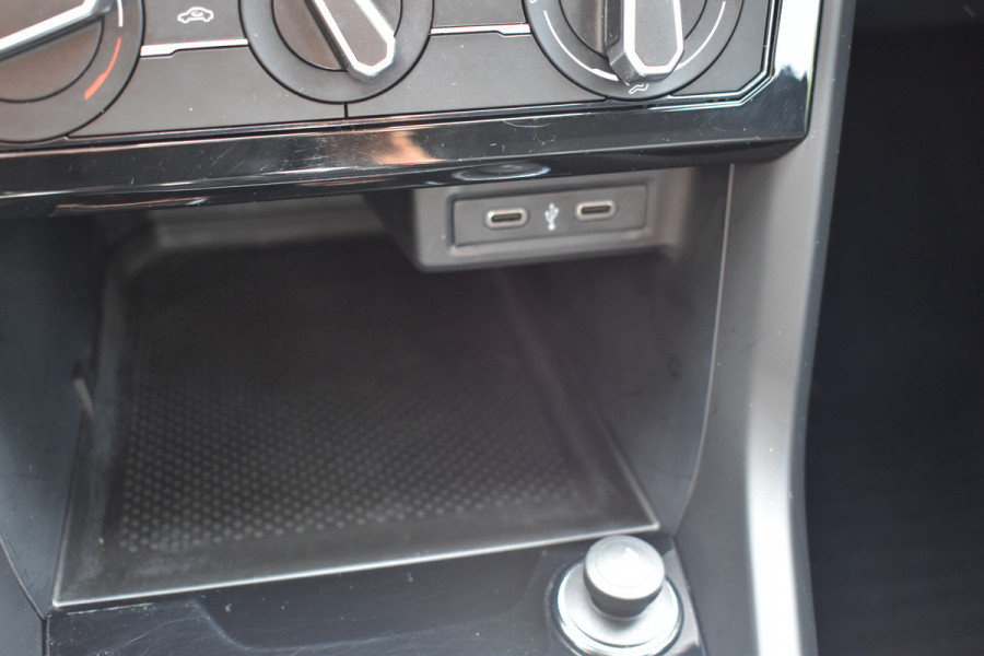 Volkswagen T-Cross 1.0 TSI Life Automaat Stoelverwarming Parkeersensoren.