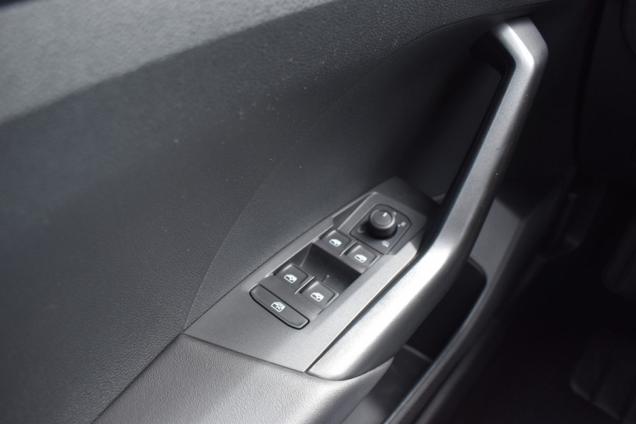 Volkswagen T-Cross 1.0 TSI Life Automaat Stoelverwarming Parkeersensoren.