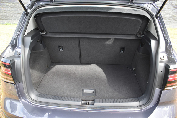 Volkswagen T-Cross 1.0 TSI Life Automaat Stoelverwarming Parkeersensoren.