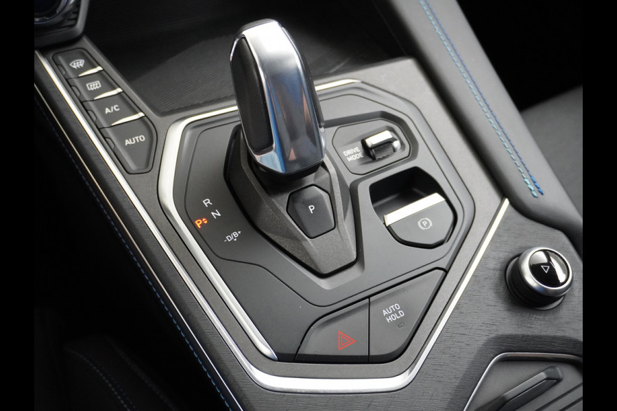 Lynk & Co 01 1.5T PHEV AUT-7 261pk Pano-Schuif-K-dak 20" 360°Camera Apple Carplay Android Auto Adap.-Cruise Navi Pdc Ecc Keyless Led Plug-In  Elek.Memory.Verwarmde.Stoel(en) File assistent Dodehoek detector Elek. Bedienbare Achterklep Rijstrooksensor Wifi Verkeersbord detectie 425Nm koppel 3,6kw laadvermogen Euro 6 Hybride Benzine / Elektrisch rijden 1.800kg trekvermogen