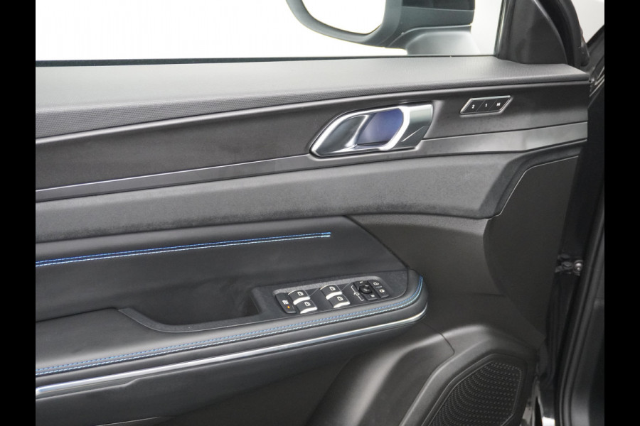 Lynk & Co 01 1.5T PHEV AUT-7 261pk Pano-Schuif-K-dak 20" 360°Camera Apple Carplay Android Auto Adap.-Cruise Navi Pdc Ecc Keyless Led Plug-In  Elek.Memory.Verwarmde.Stoel(en) File assistent Dodehoek detector Elek. Bedienbare Achterklep Rijstrooksensor Wifi Verkeersbord detectie 425Nm koppel 3,6kw laadvermogen Euro 6 Hybride Benzine / Elektrisch rijden 1.800kg trekvermogen