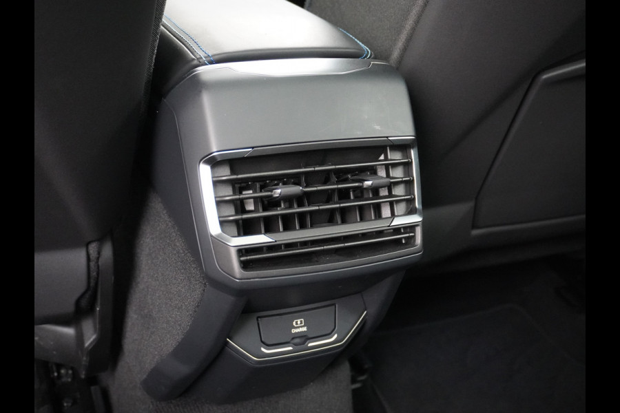 Lynk & Co 01 1.5T PHEV AUT-7 261pk Pano-Schuif-K-dak 20" 360°Camera Apple Carplay Android Auto Adap.-Cruise Navi Pdc Ecc Keyless Led Plug-In  Elek.Memory.Verwarmde.Stoel(en) File assistent Dodehoek detector Elek. Bedienbare Achterklep Rijstrooksensor Wifi Verkeersbord detectie 425Nm koppel 3,6kw laadvermogen Euro 6 Hybride Benzine / Elektrisch rijden 1.800kg trekvermogen