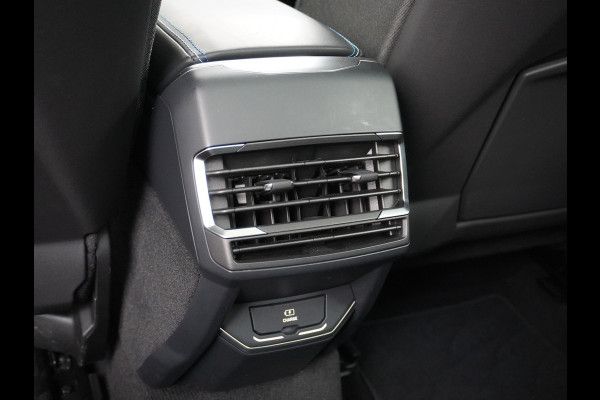 Lynk & Co 01 1.5T PHEV AUT-7 261pk Pano-Schuif-K-dak 20" 360°Camera Apple Carplay Android Auto Adap.-Cruise Navi Pdc Ecc Keyless Led Plug-In  Elek.Memory.Verwarmde.Stoel(en) File assistent Dodehoek detector Elek. Bedienbare Achterklep Rijstrooksensor Wifi Verkeersbord detectie 425Nm koppel 3,6kw laadvermogen Euro 6 Hybride Benzine / Elektrisch rijden 1.800kg trekvermogen